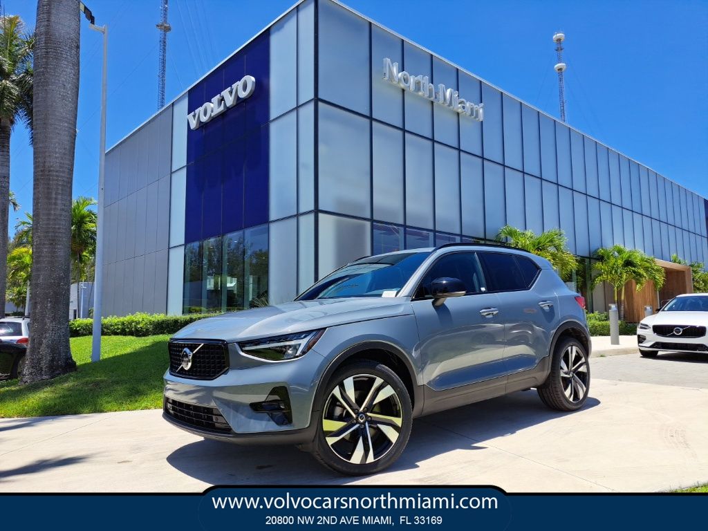 2023 Volvo XC40 B5 Plus Dark Theme