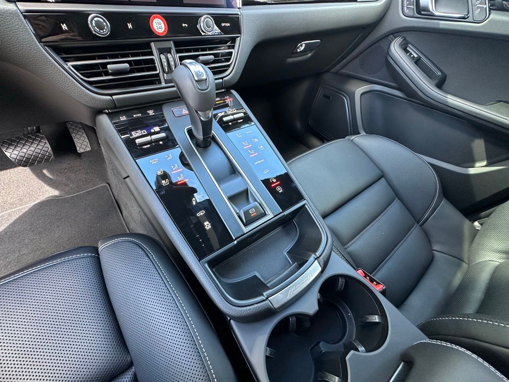 Thumbnail: 2026 Porsche Macan - 31