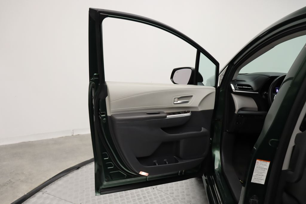 Thumbnail: 2021 Toyota Sienna - 16