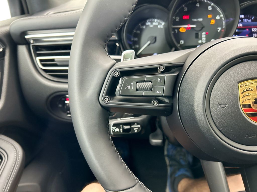 Thumbnail: 2026 Porsche Macan - 14