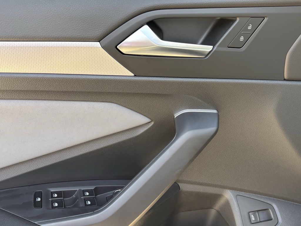 New 2026 Deep Black Volkswagen 1.5T SE image 10