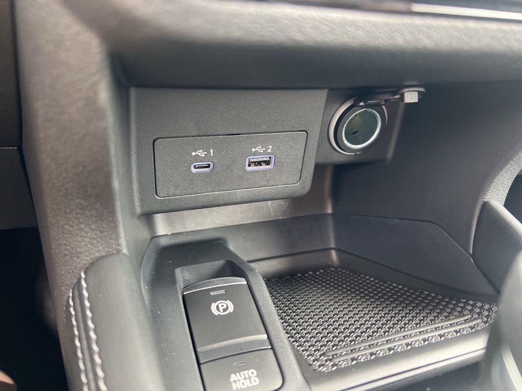 2024 Nissan Kicks SR photo