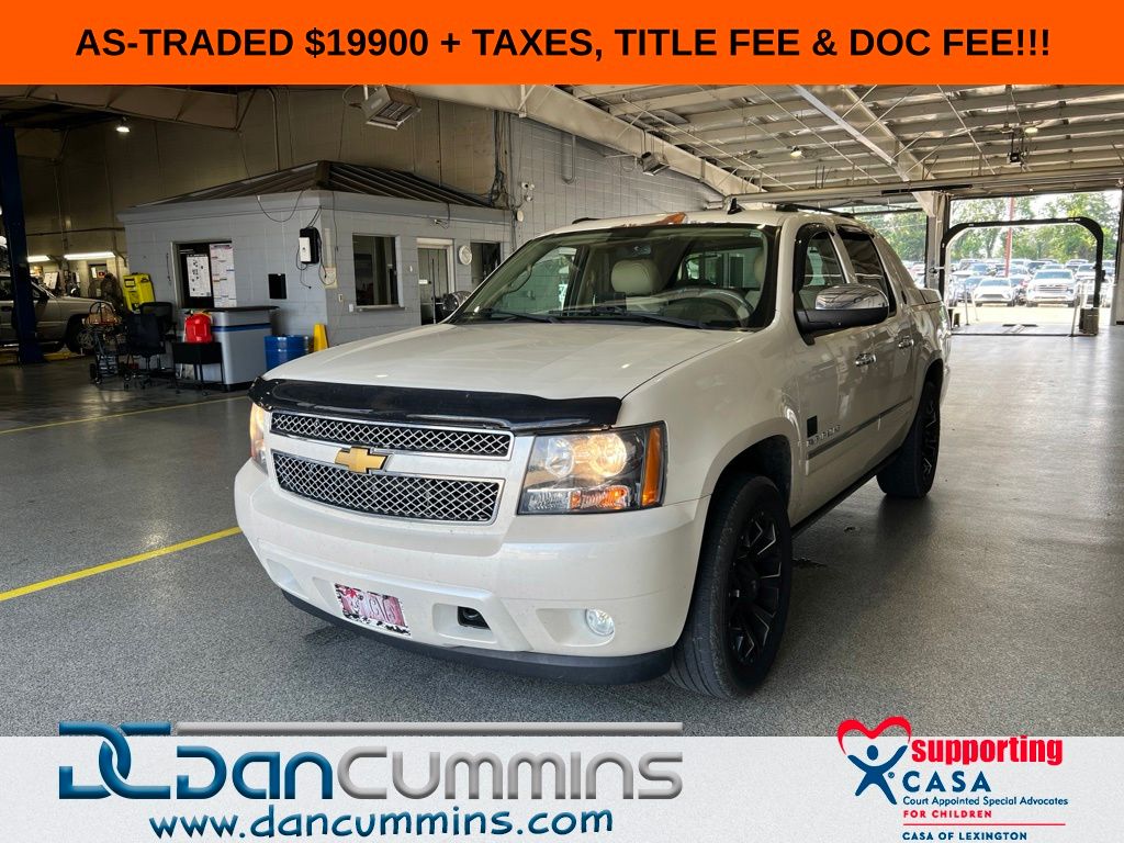 White Diamond Clearcoat 2013 Chevrolet Avalanche Pickup Truck Four-Wheel Drive 6-Speed Automatic