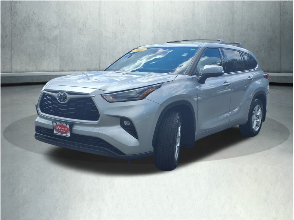 2022 Toyota Highlander LE photo 9