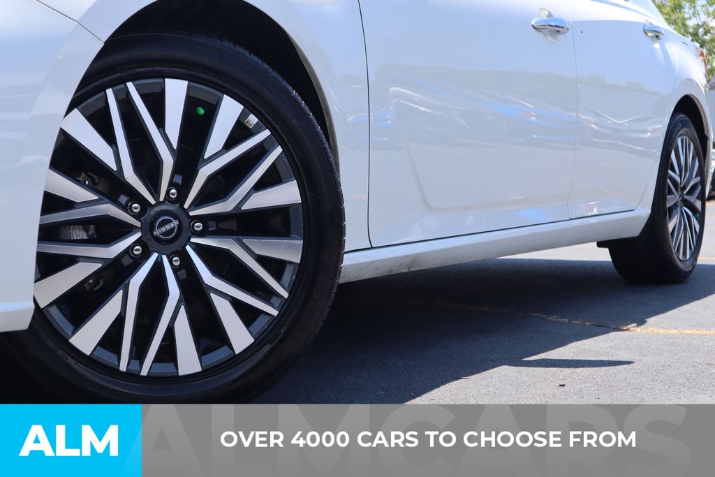Used 2025 White Nissan 2.5 SV image 3
