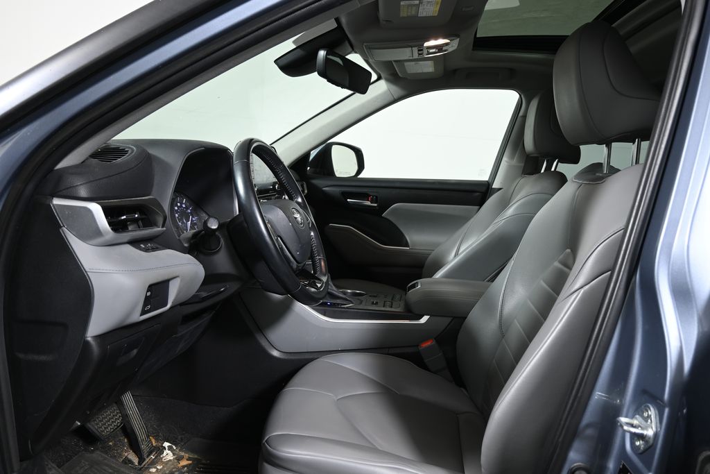 Thumbnail: 2021 Toyota Highlander - 3