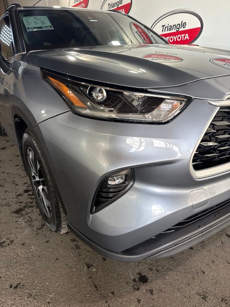 Thumbnail: 2021 Toyota Highlander - 12