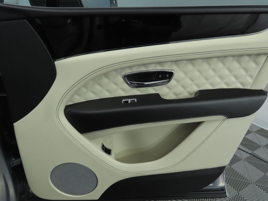 Thumbnail: 2022 Bentley Bentayga - 26