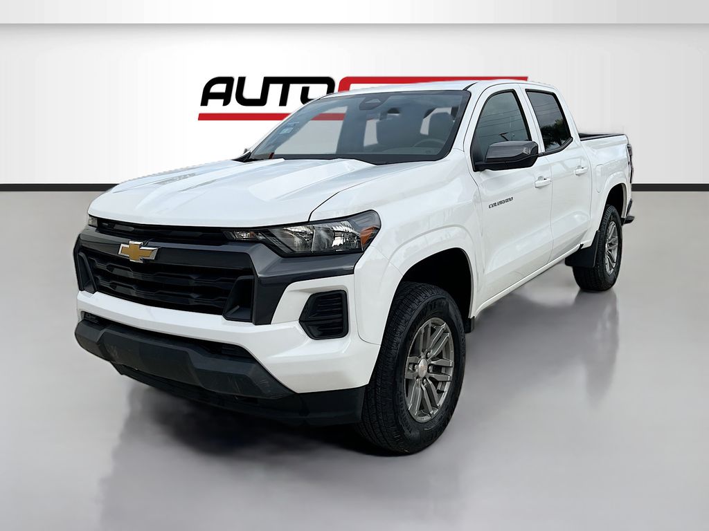 Used 2025 White Chevrolet LT image 3