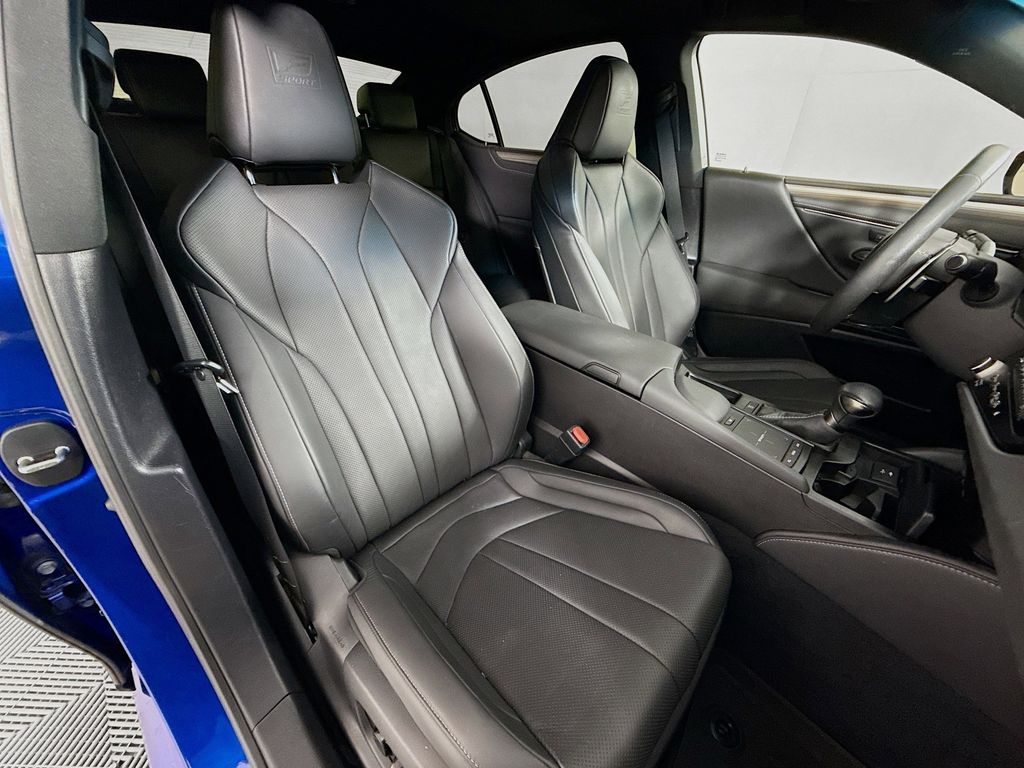 Thumbnail: 2022 Lexus ES - 28