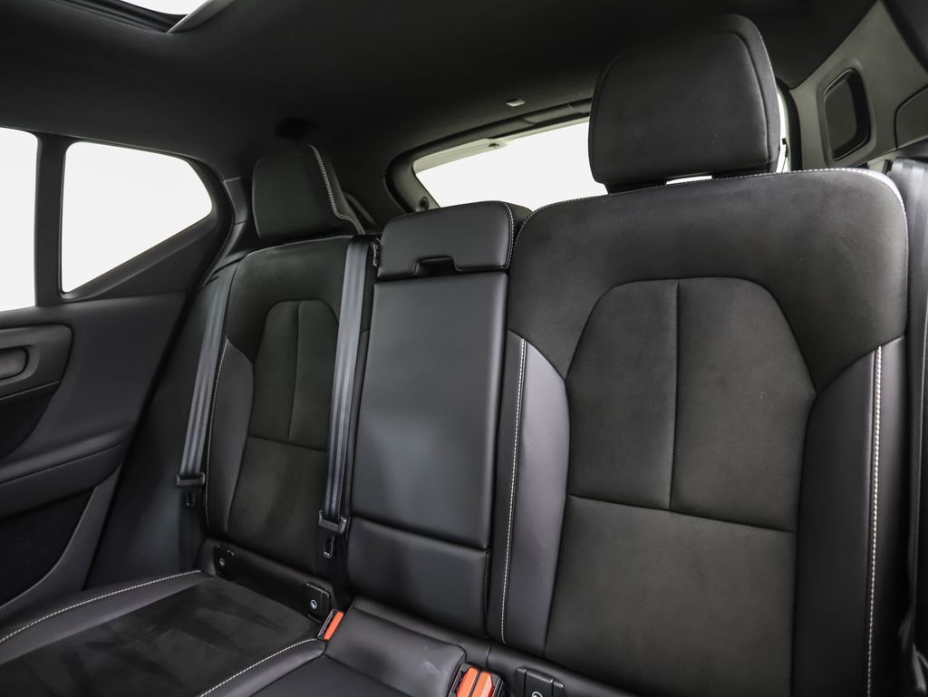 Thumbnail: 2021 Volvo XC40 - 23