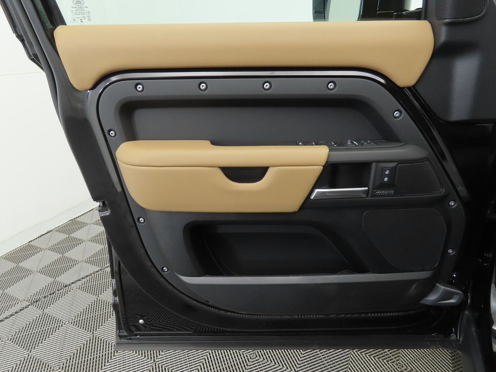 2025 Land Rover Defender 110 24