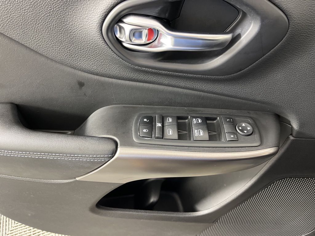 Thumbnail: 2019 Jeep Cherokee - 24