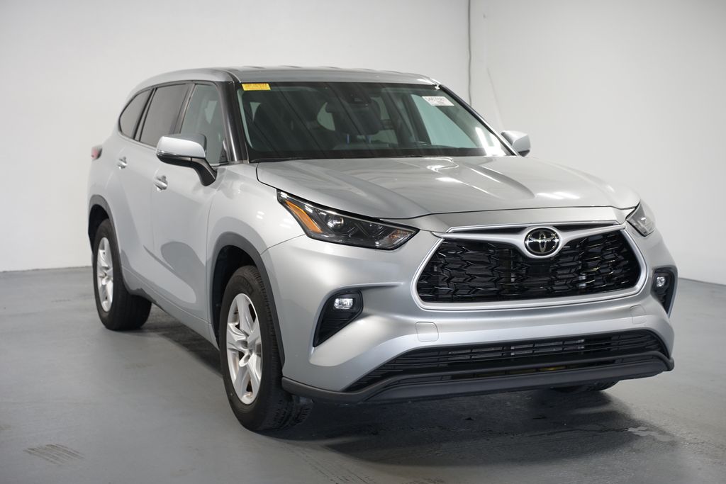 Thumbnail: 2023 Toyota Highlander - 3