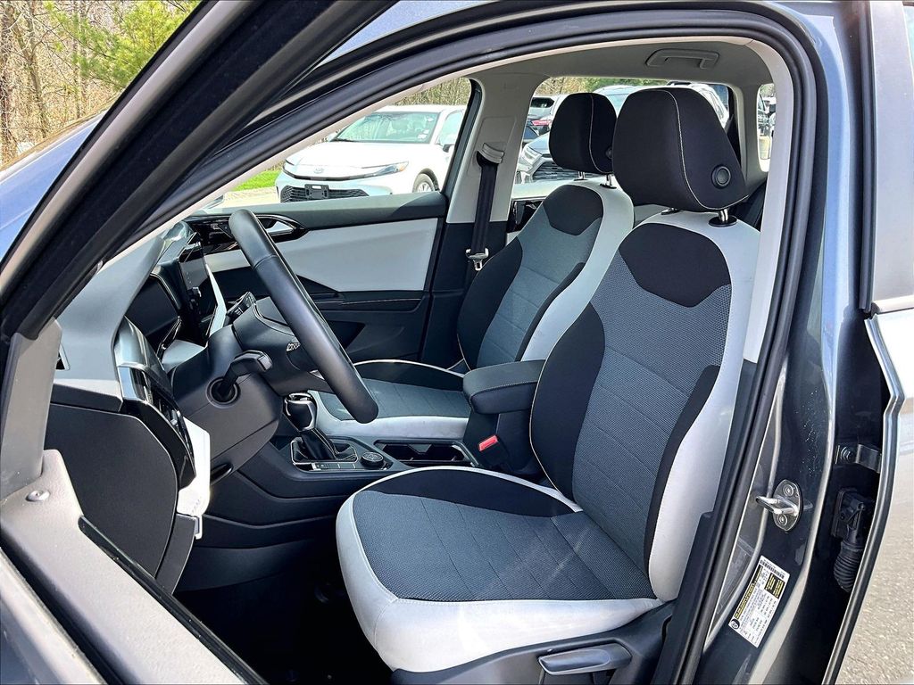 2025 Volkswagen Taos — photo 10