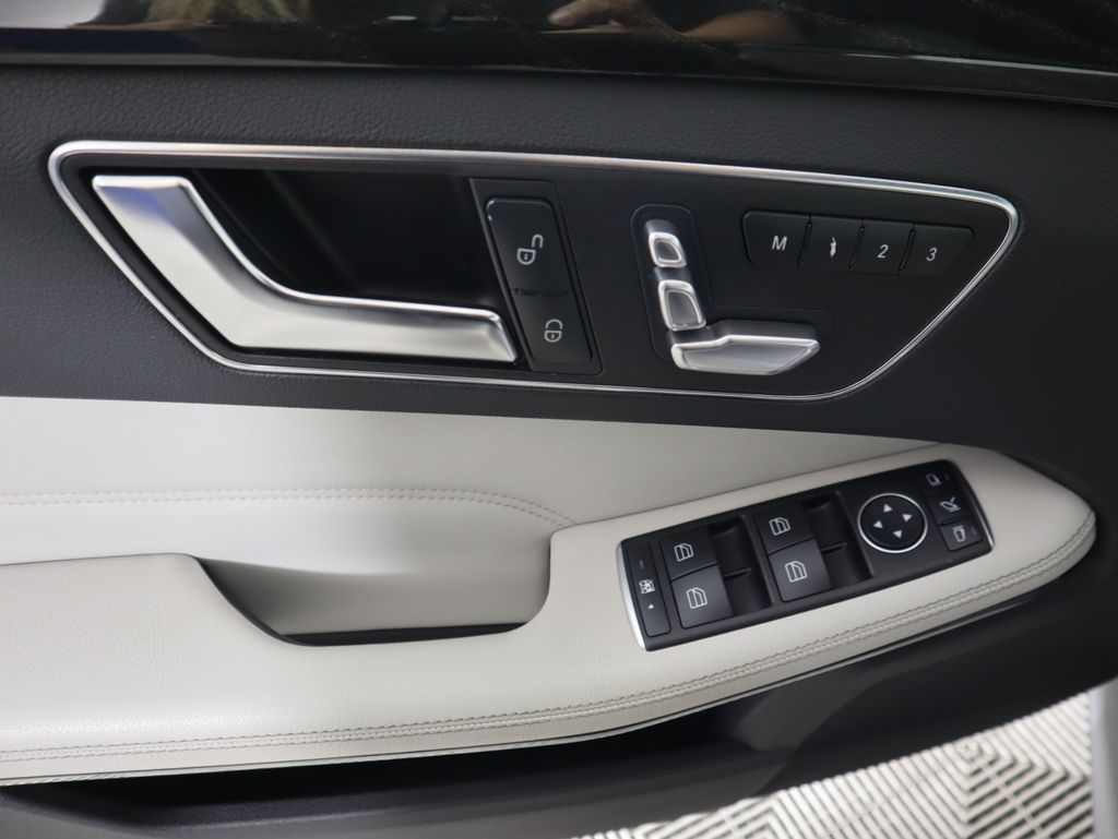 Thumbnail: 2016 Mercedes-Benz E-Class - 24