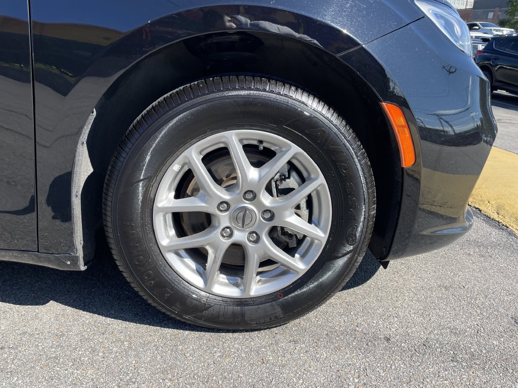Used 2024 Chrysler Pacifica Van