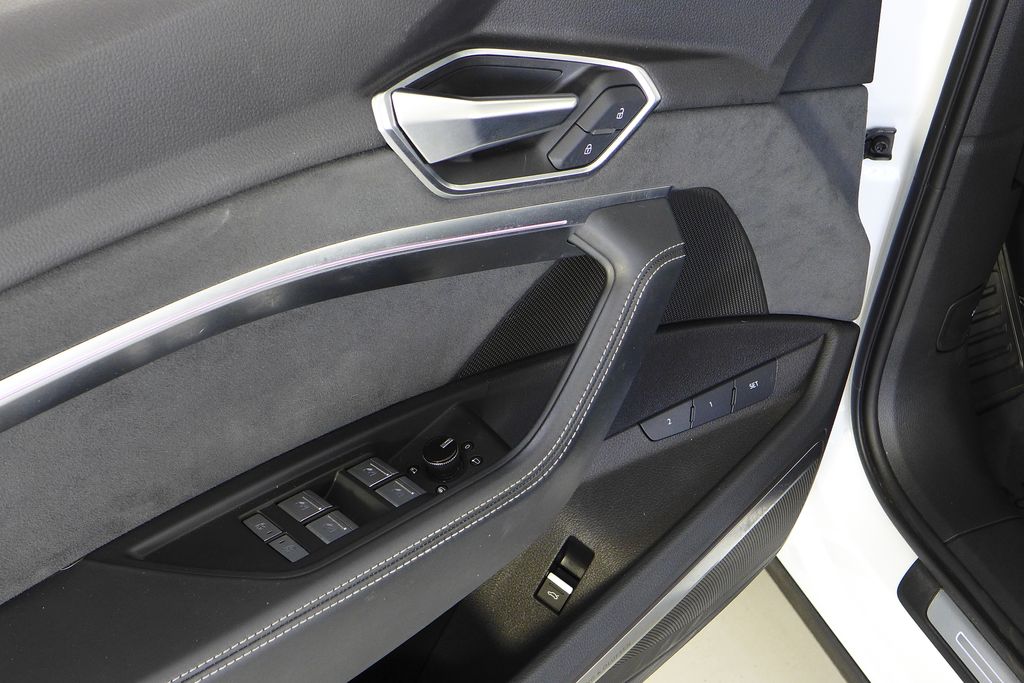 Thumbnail: 2022 Audi e-tron GT - 12
