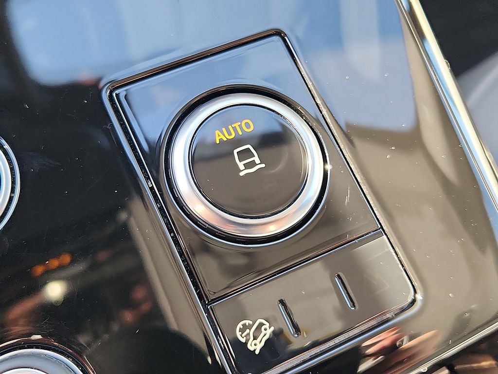 Thumbnail: 2023 Land Rover Range Rover Sport - 24