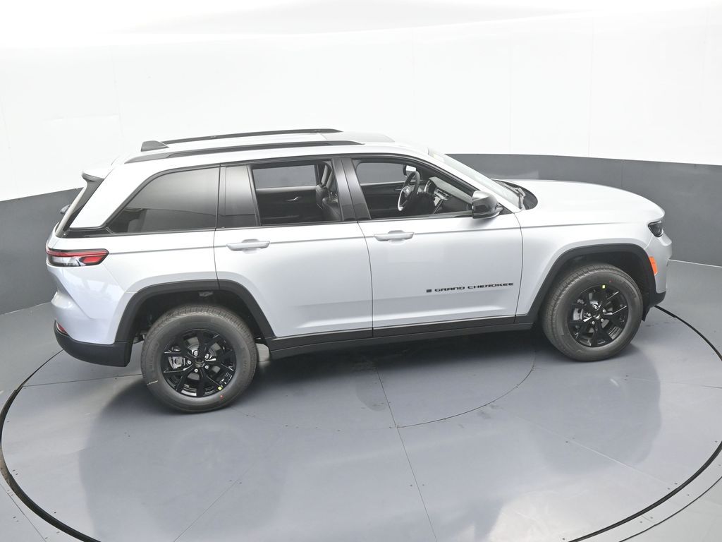 New 2025 Silver Zynith Jeep Laredo image 46