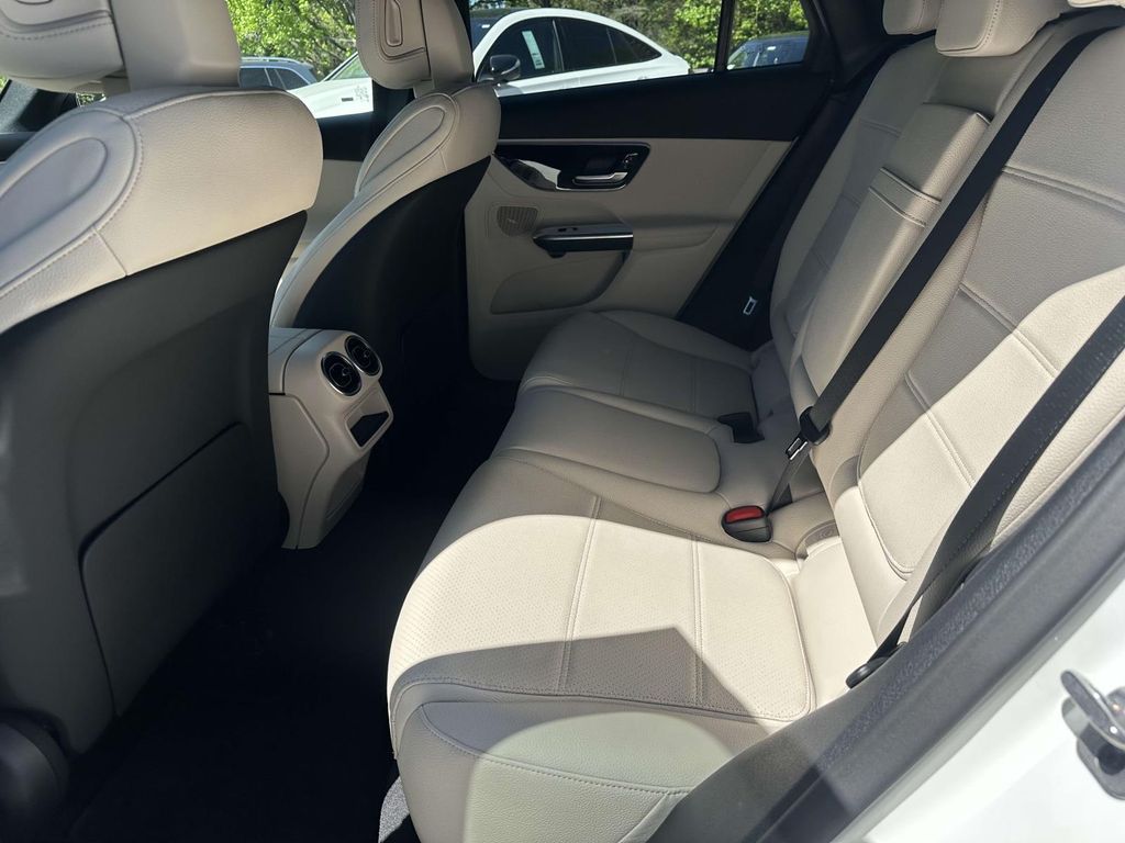 2025 Mercedes-Benz GLC 300 15