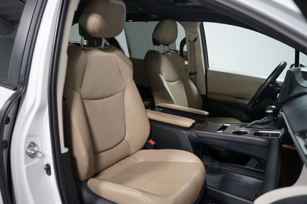 2022 Toyota Sienna XLE 29
