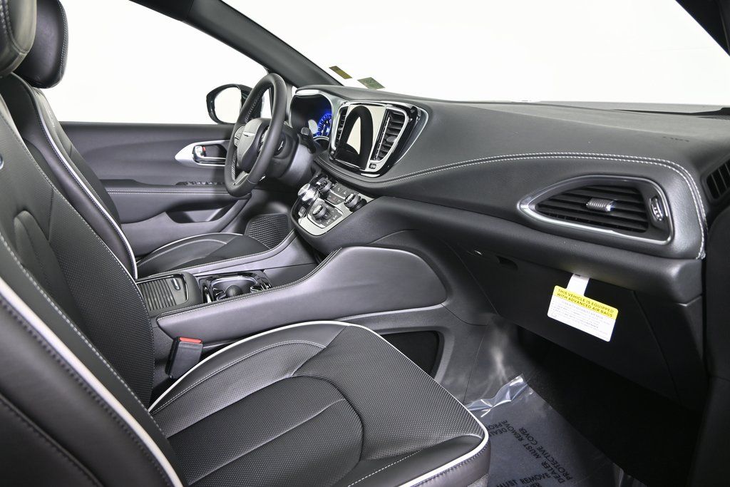 2026 Chrysler Pacifica Limited - Photo 15