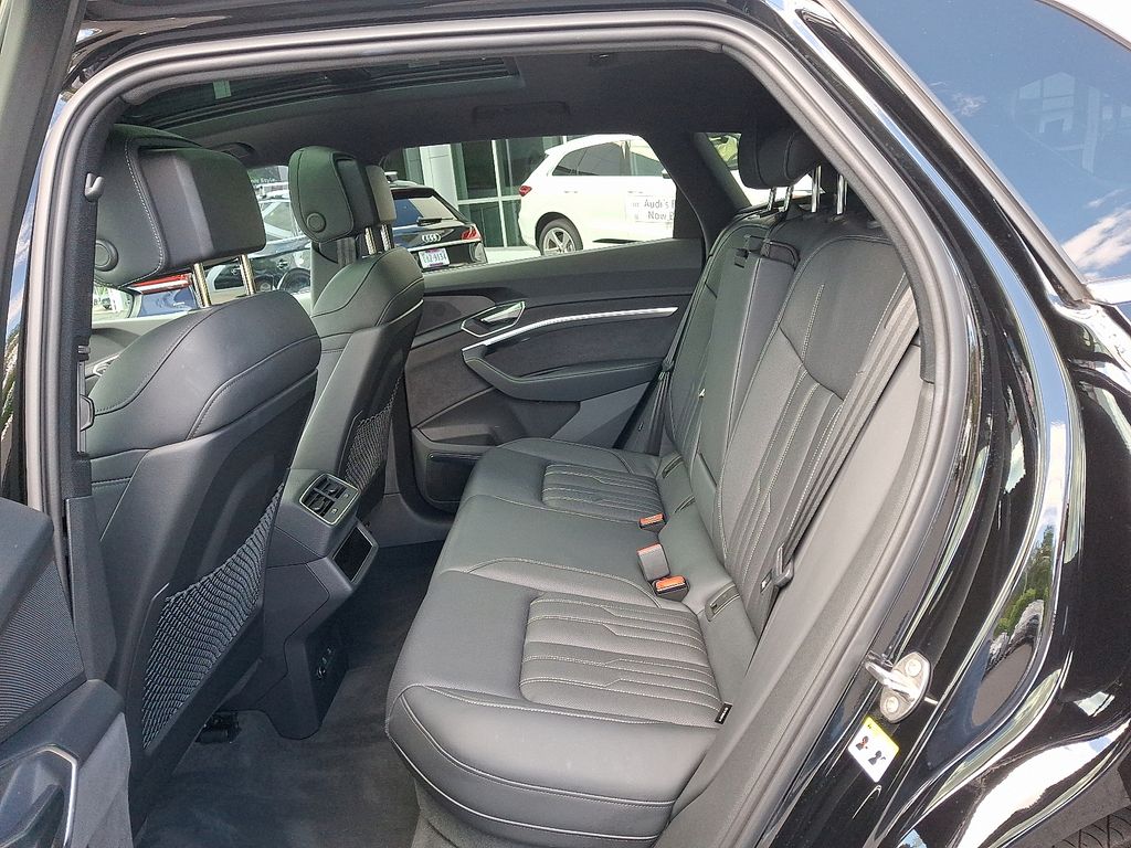 2022 Audi e-tron S Premium Plus 10