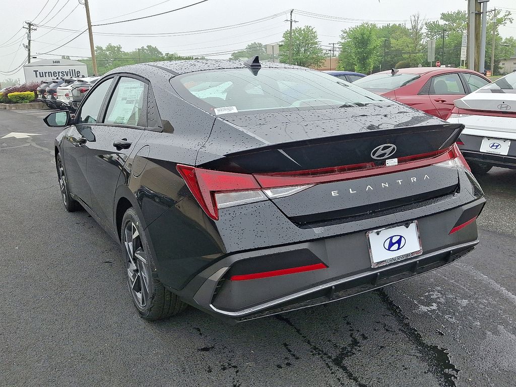 2025 Hyundai Elantra Sport 3
