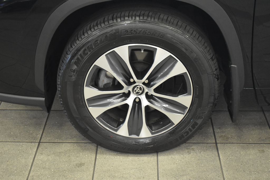 Thumbnail: 2023 Toyota Highlander - 14