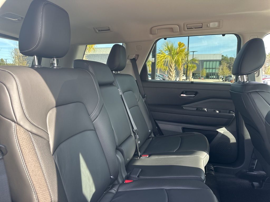 2025 Everest White Pearl Tricoat Nissan Pathfinder SL FWD SUV