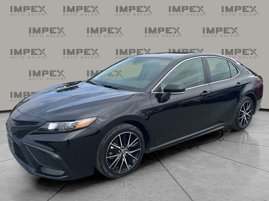 2024 Toyota Camry SE's photo