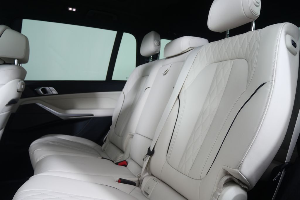 Thumbnail: 2026 BMW X7 - 15