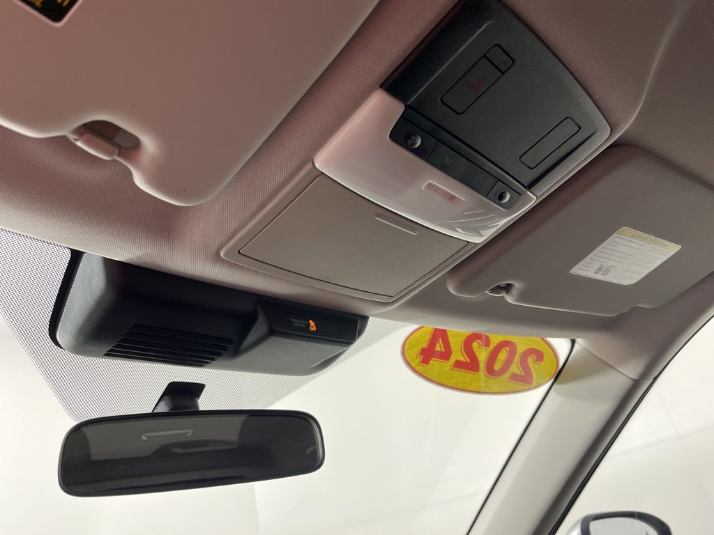 Thumbnail: 2024 Mitsubishi Outlander - 24