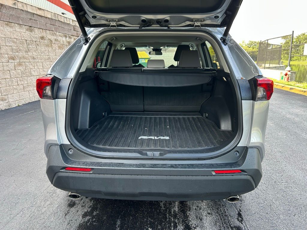 Thumbnail: 2022 Toyota RAV4 - 10