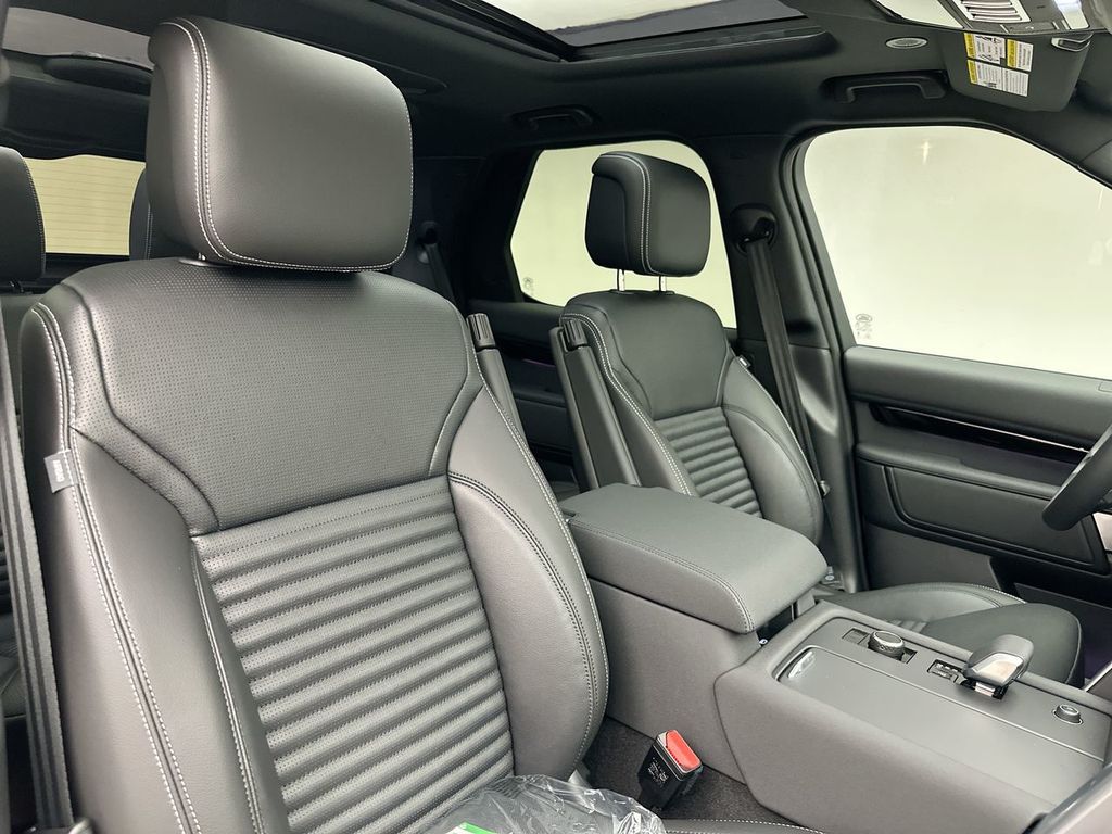 Thumbnail: 2026 Land Rover Discovery - 6