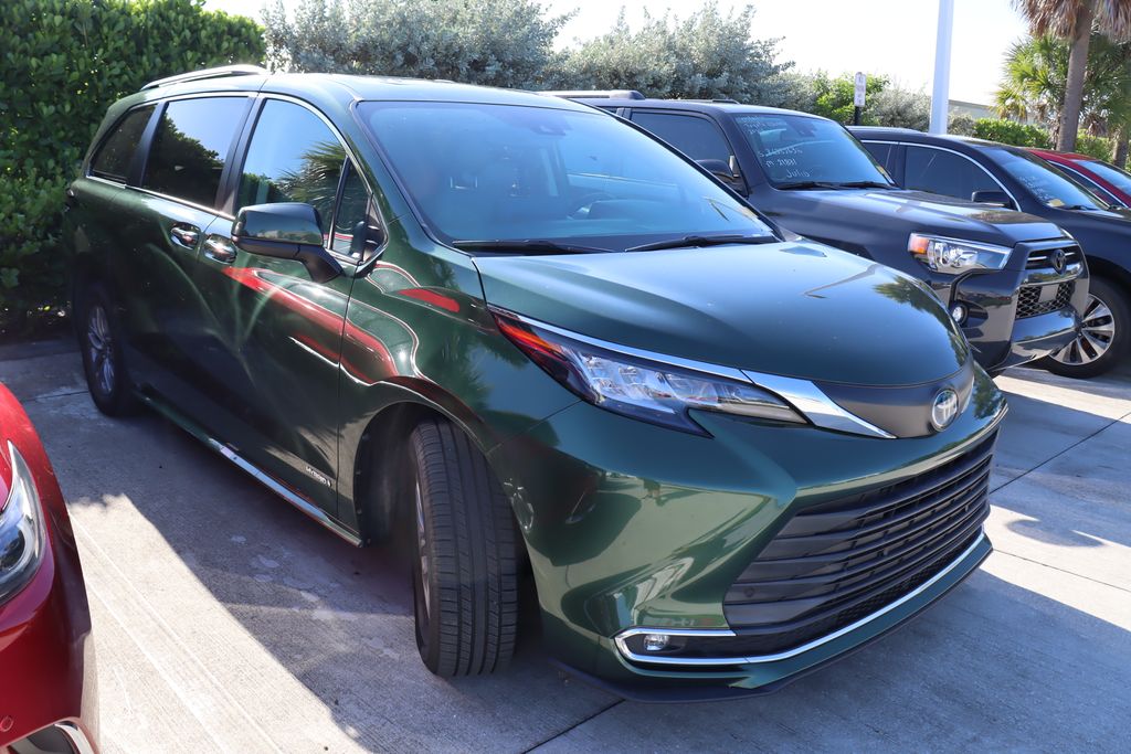 Thumbnail: 2021 Toyota Sienna - 6
