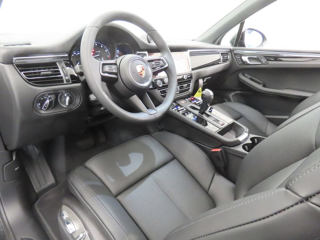 Thumbnail: 2026 Porsche Macan - 4