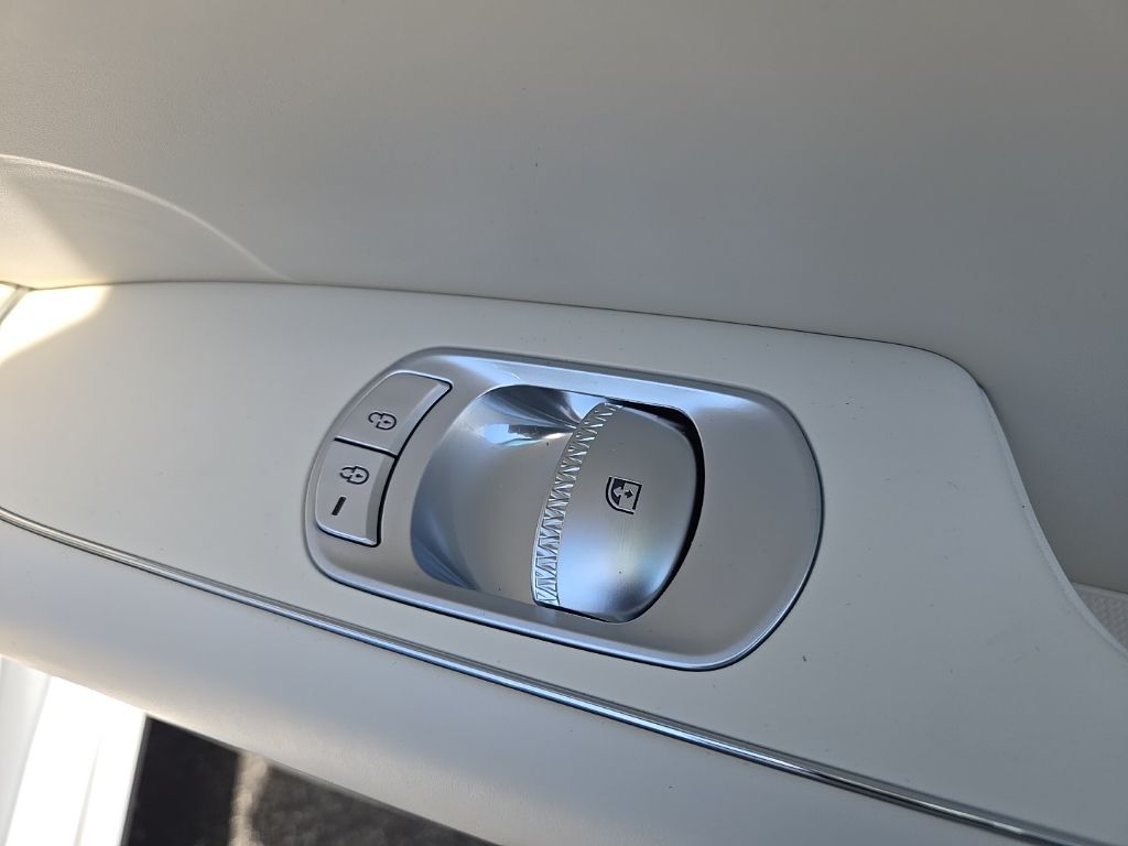 2025 Genesis G90  25