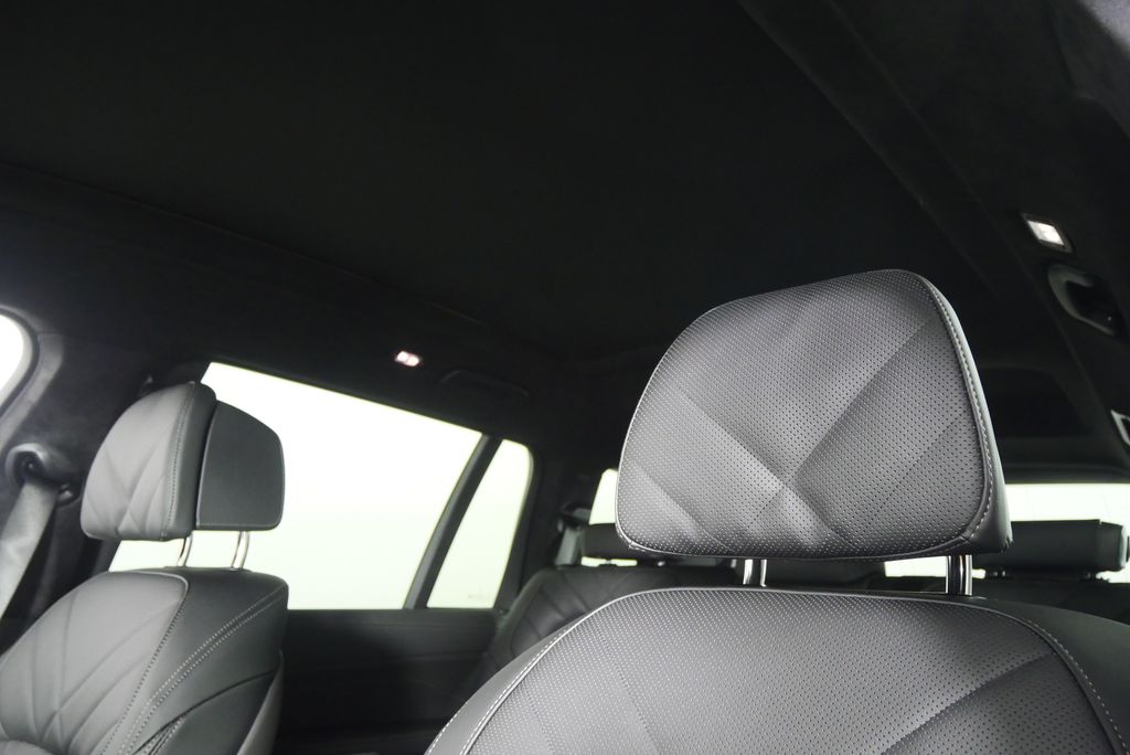 Thumbnail: 2026 BMW X7 - 11