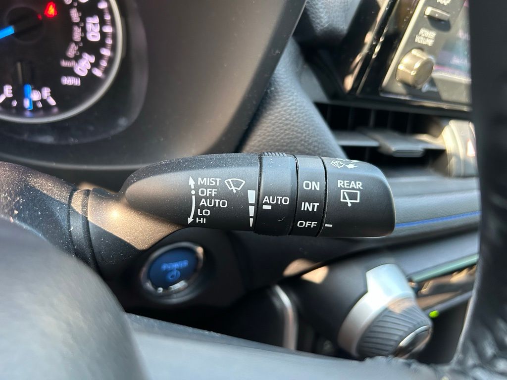 Thumbnail: 2022 Toyota RAV4 - 21