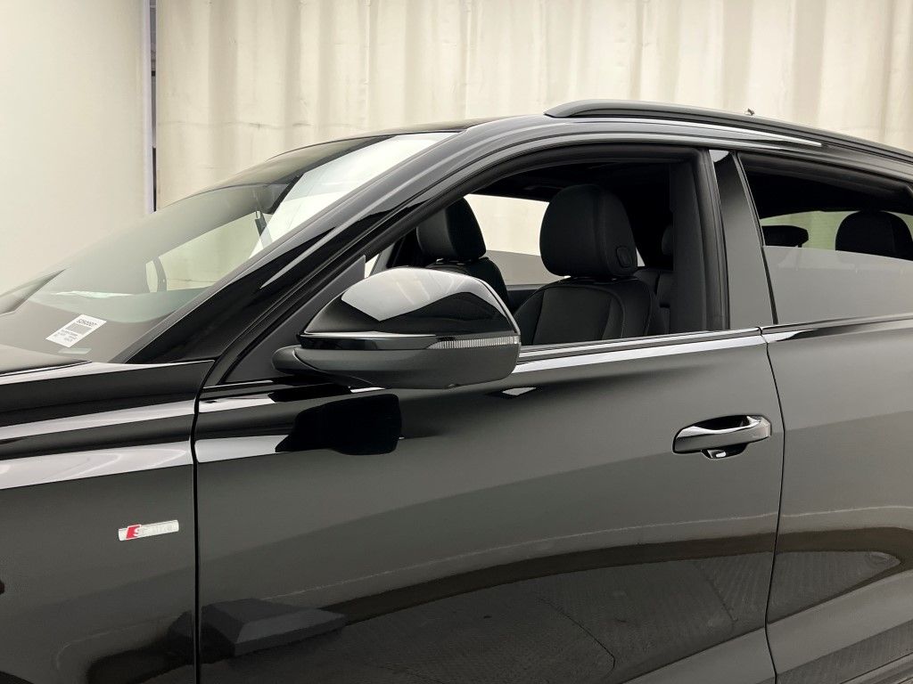 Thumbnail: 2026 Audi Q8 - 10