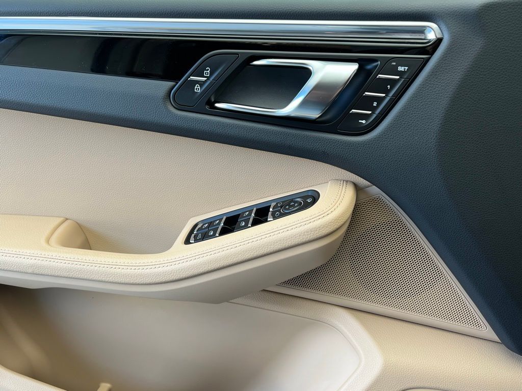 2025 Porsche Macan  19