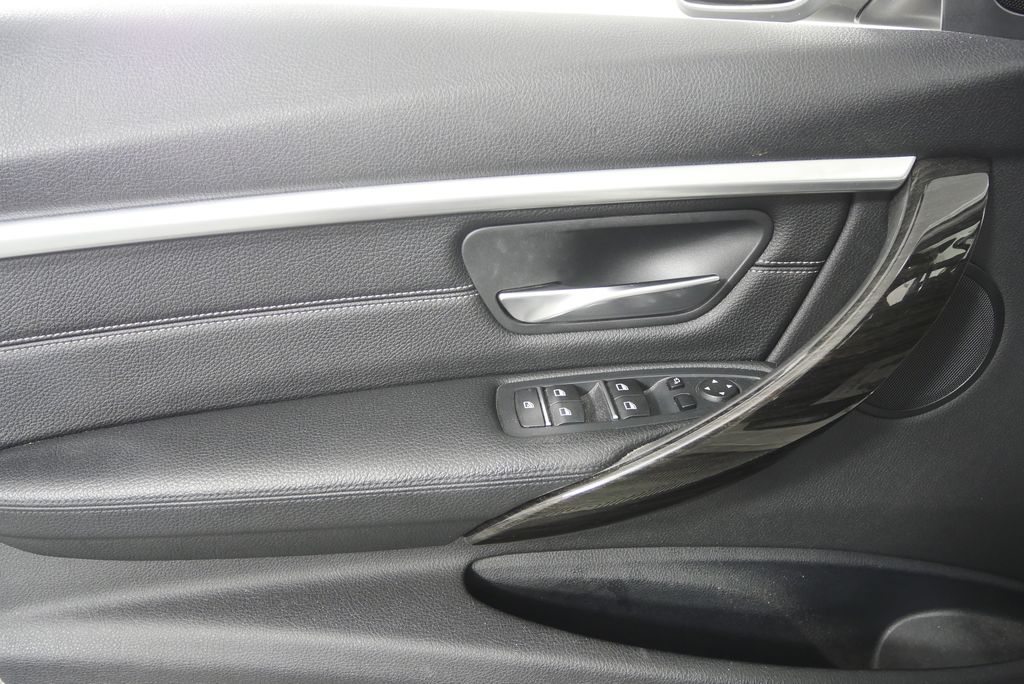 Thumbnail: 2016 BMW 3 Series - 9