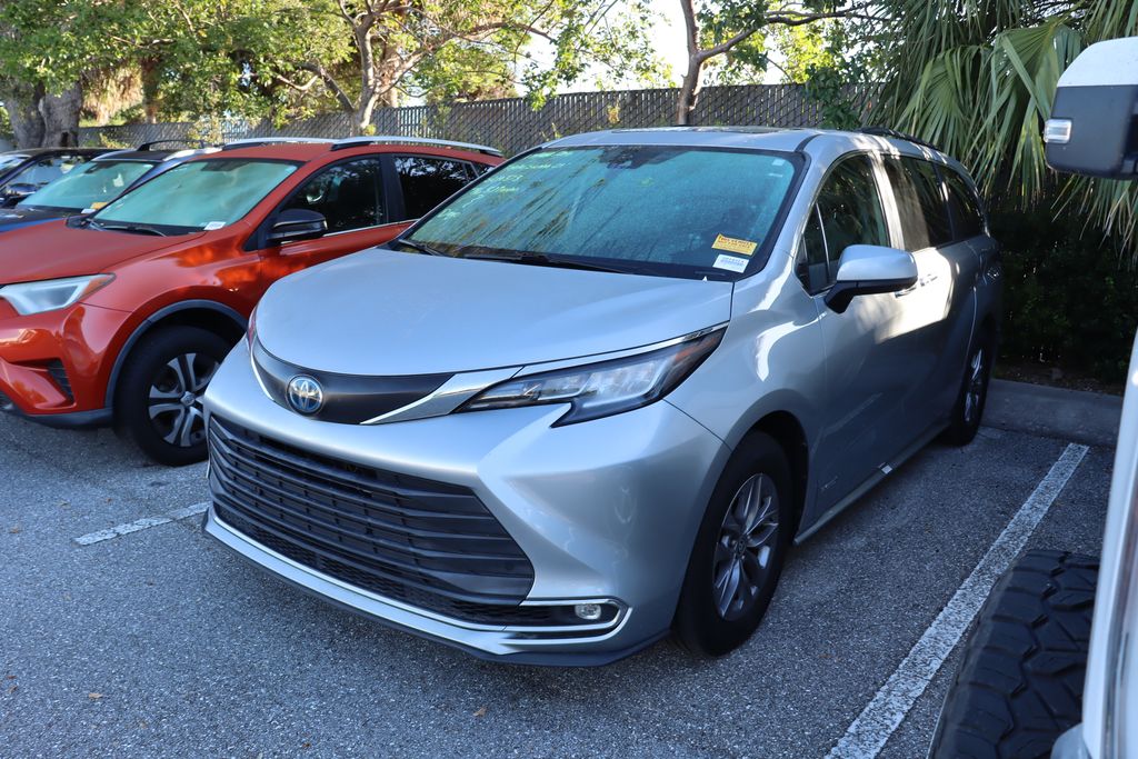 2021 Toyota Sienna XLE -
                West Palm Beach, FL