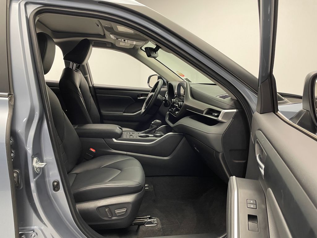 Thumbnail: 2023 Toyota Highlander - 17