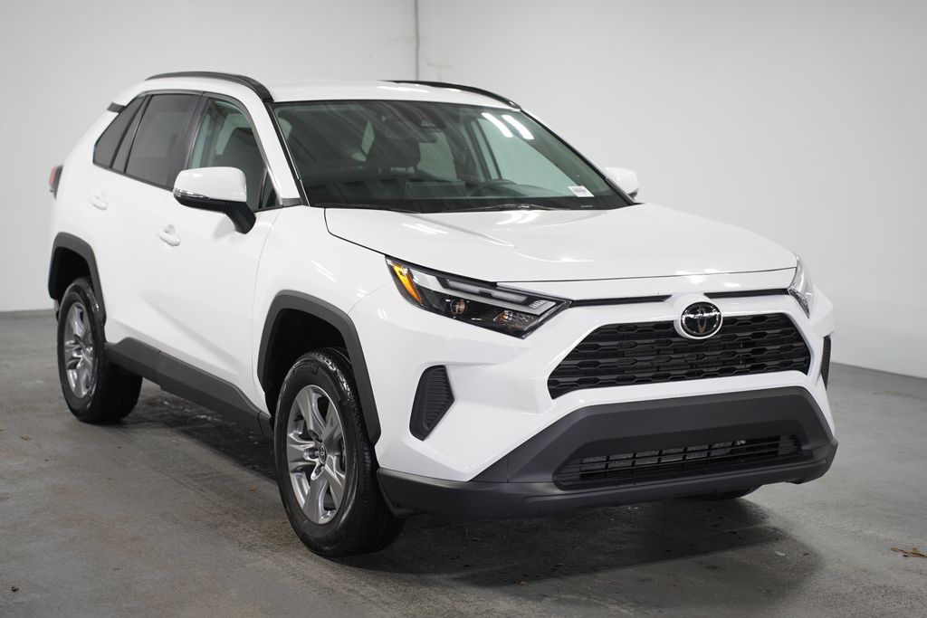 2024 Toyota RAV4 XLE 3