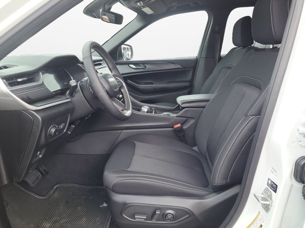 New Car 2025 Jeep Grand Cherokee  Laredo For Sale Under $35,000 In Austin, Texas