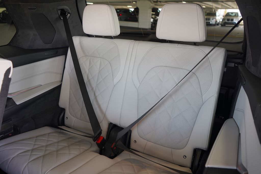 Thumbnail: 2026 BMW X7 - 21