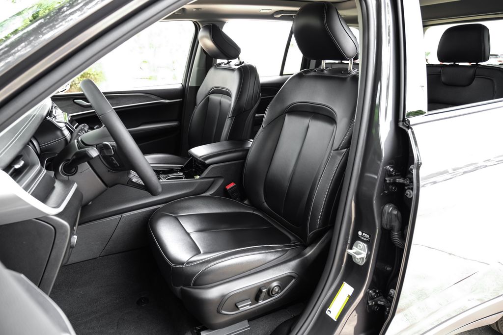 used 2023 Jeep Grand Cherokee car, priced at $31,400